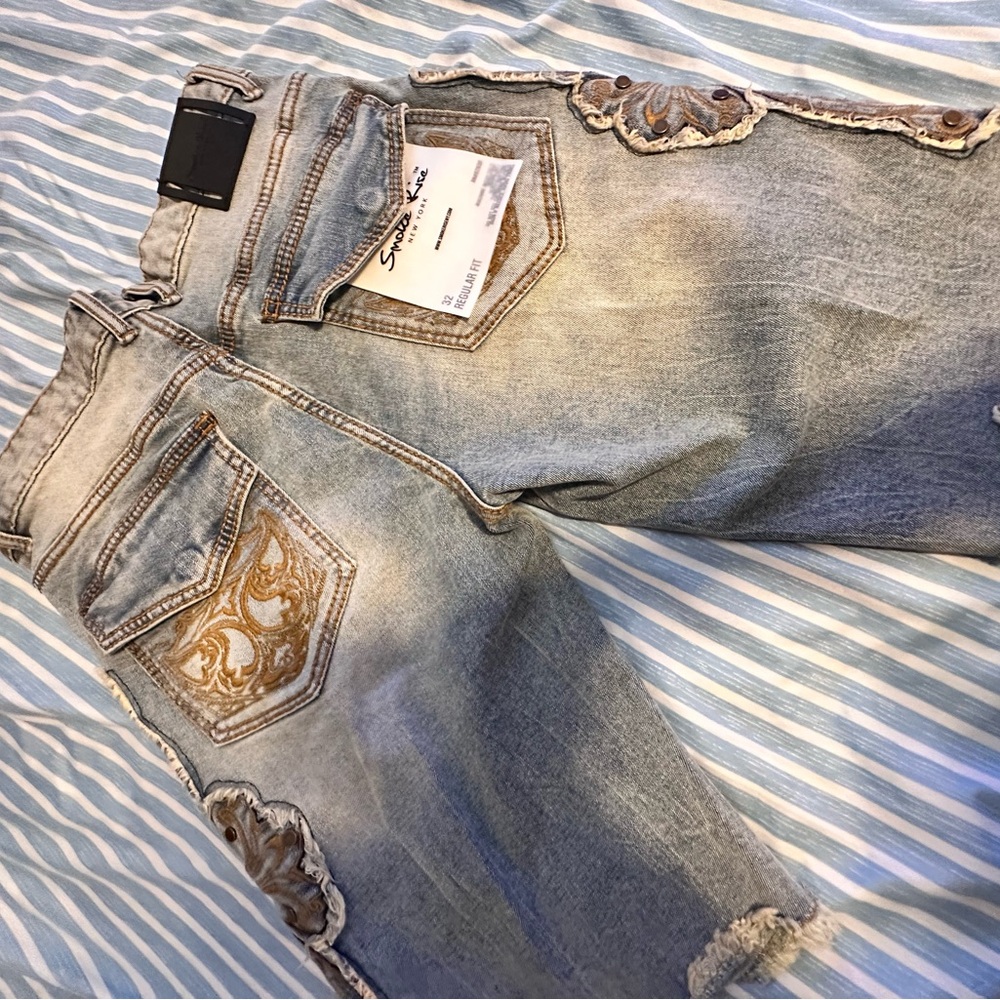 Stylish Distressed Jean Shorts with Embroidered Design - Picture 5 of 6